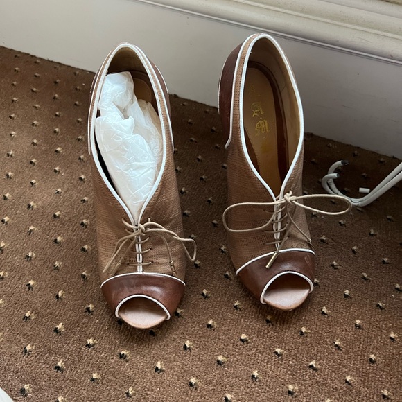 Size6 1/2
Designer L.A.M.B shoe
Very classy peep toe oxford style
Gently worn - Picture 9 of 9